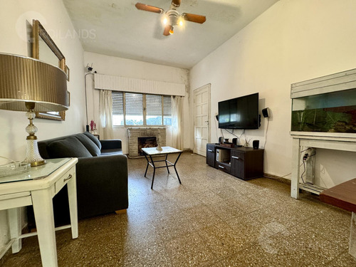 Venta Casa 3 Ambientes Con Terraza, Cochera Y Patio En Ciuda