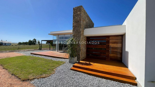 Imagen 7 de 30 de Venta De Espectacular Casa De 4 Dormitorios En Pueblo Mio