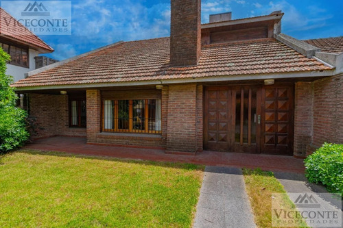 Casa 170 M2, Barrio Punta Mogotes, Mar Del Plata, Provincia De Buenos Aires.