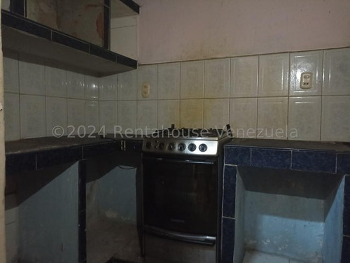 Casa En Venta A Remodelar Con Terreno Y Local Comercial Urb Santa Ana Maracay Negociable Kg:24-17601