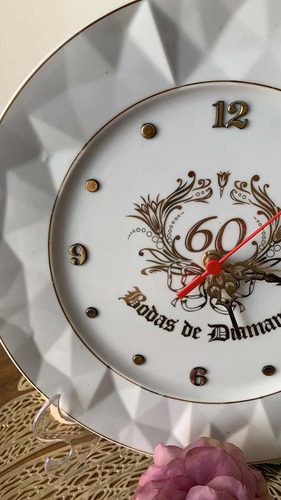 Imagem 3 de 5 de Relógio Relevo Bodas De Diamante 60 Anos 27cm