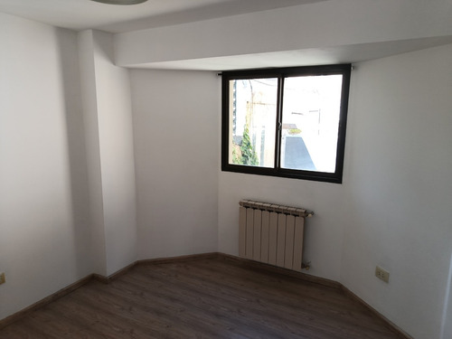 Alquiler Por 1 Año Departamento Microcéntrico Con Vista Al Lago, 2 Dormitorios, Bariloche: $ 1.000.000 + Servicios