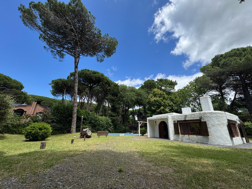 Casa En Venta En Carilo