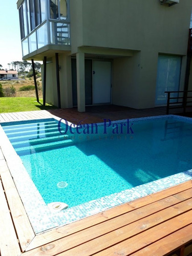 Imagen 2 de 22 de A Pasos Del Mar. Amplia, Piscina - Loto De Cristal