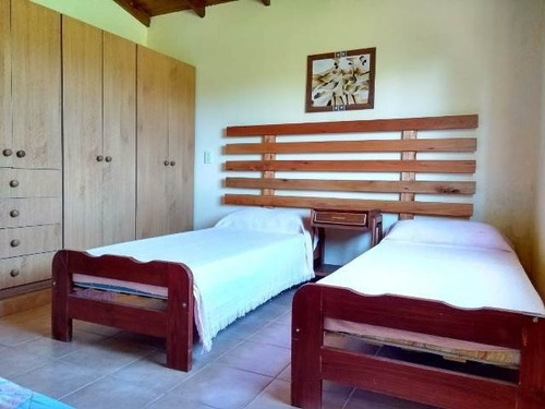 Hermoso Chalet En El Barrio Residencial Las Lomas