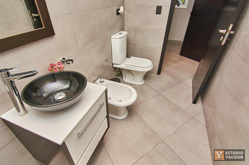 Imagen 15 de 30 de Casa En Venta - 2 Dormitorios 3 Baños - Cochera - 230mts2 - City Bell, La Plata