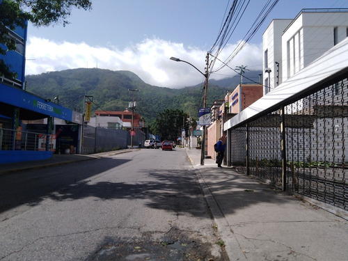 Casa Comercial De Dos Plantas En La Florida, Alto Transito Peatonal Y Vehicular, Para Cualquier Actividad Comercial, Agua, Cantv