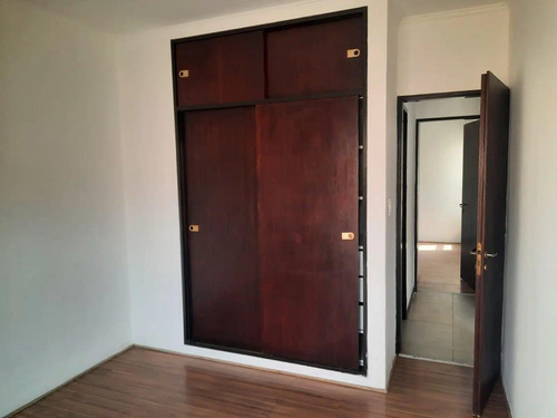Casa En Venta - 2 Dormitorios 1 Baño - Cochera - 110mts2 - Chivilcoy
