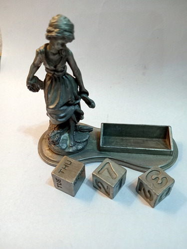 Estatuilla Original Con Calendario En Inglés Gris Oscuro (Usado)
