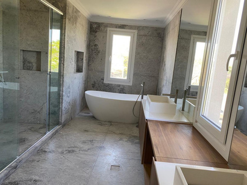 Imagen 29 de 30 de Venta | Casa De Tres Plantas | 6 Dormitorios En Suite | Lote Al Agua | El Golf