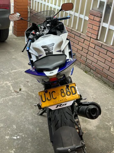 Yamaha R15 V2