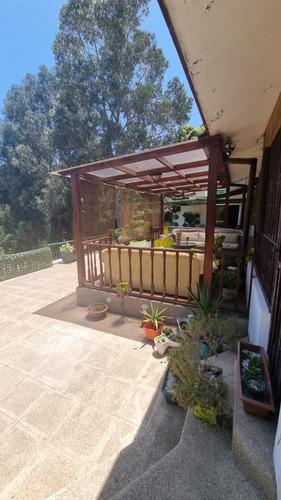 Se Vende Casa Con 2 Cabañas Ubicada En Sector Miraflores