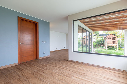 Casa En Venta De 5 Dorm. En Las Condes