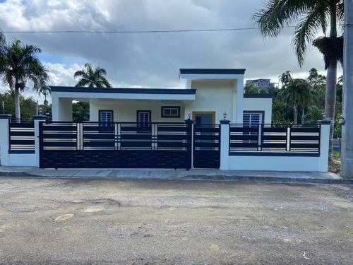 Casa Con Piscina En Venta Cerca De La Playa