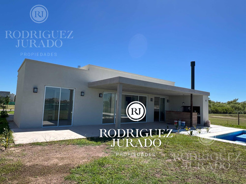 Casa En En Venta El Naudir Sobre Lote Interno Con Pileta Y Riego