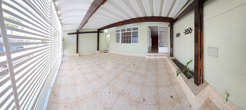 Casa Com Fachada Reformada Em Localização Estratégica Para Comércio/moradia