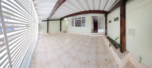 Casa Com Fachada Reformada Em Localização Estratégica Para Comércio/moradia