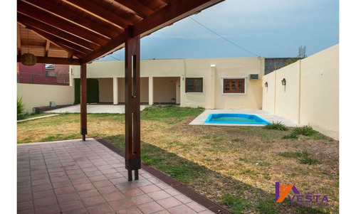 En Venta - Gran Casa En B° Grand Bourg - 450 M2 De Terreno