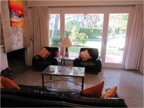 Chalet Típico De Punta Del Este, A 4 Cuadras De Playa Mansa- Ref: 6448