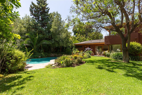 Casa En Venta De 4 Dorm. En Las Condes