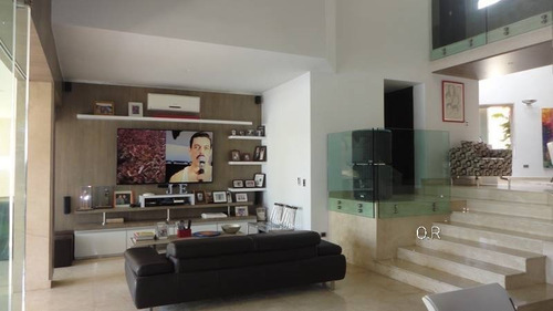 Imagen 3 de 30 de Leal Pérez Vende Majestuosa Casa En Urbanización Guataparo Con Piscina