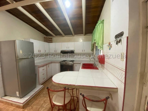 Beliz Vende.......increible Oportunidad Para Adquirir Una Casa Linda Y Acogedora En La Mejor Zona De Cabudare Cuenta Con Todo Lo Que Necesitas Para Disfrutar Un Estilo De Vida Comodo. #25-5688