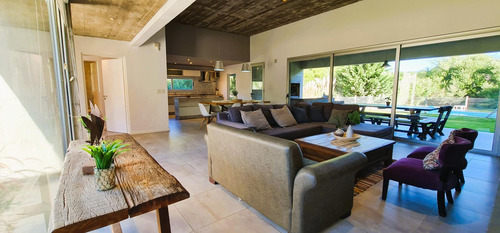 Casa A La Venta En Cul De Sac En Area Residencal 1, Barrio Costa Esmeralda, Venta Equipada.