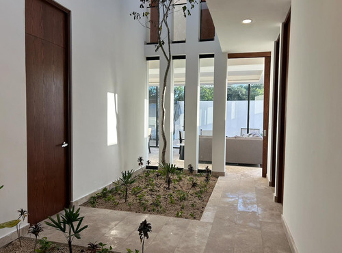 Casa En Venta Merida, Temozon Norte En Privada, Entrega Inmediata.