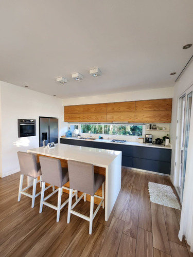 Casa En Venta Con Fondo A La Laguna En Canning