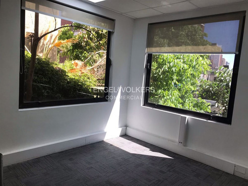 Arriendo Amplisima Oficina Amoblada En Edificio Boutique