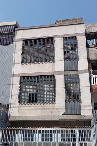 Vendo Edificio Comercial De 3 Plantas: Área Total 700 M2. 1 Local En Pb A Nivel De Calle De 233.38 Y Pisos 1 Y 2. Ubicado  En Catia. . 