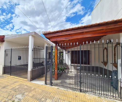 Venta Casa Para Dos Familias Con Cochera, Patio Y Terraza En Villa Dominico