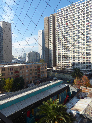 A Dos Cuadras Del Metro (74727)