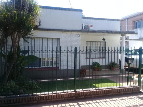 Imagen 1 de 6 de En Venta! | Hermosa Casa En Moreno Centro Con Departamento Al Fondo | A Metros De Av. Victorica Y Boulevard Evita
