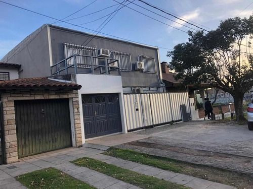 Casa De Siete Ambientes En Venta -castelar