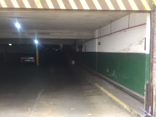 Cochera Cubierta En Venta, Olivos.