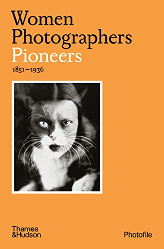 Libro Women Photographers Pioneers De Vvaa  Thames And Hudso