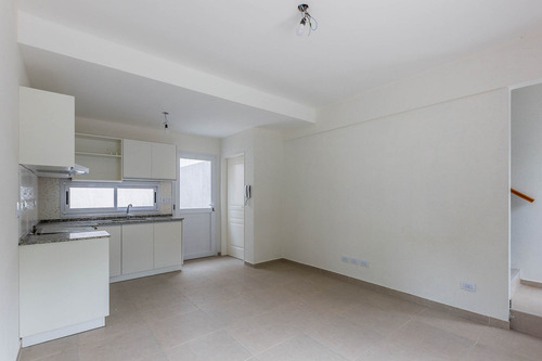 En Venta. Ph. 2 Amb. Patio Y Terraza Propios. Sin Expensas.