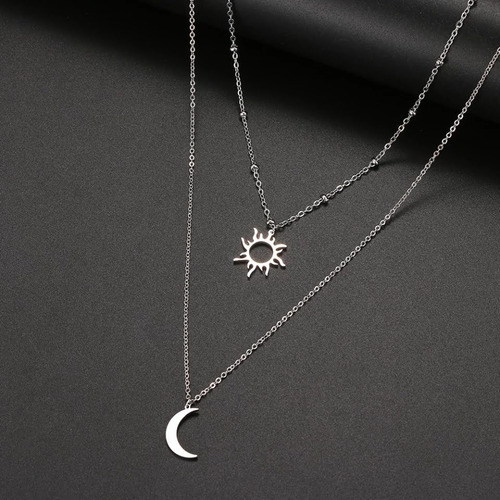 Imagen 2 de 4 de Collar Con Sol Y Luna Doble Cadena En Acero Inoxidable