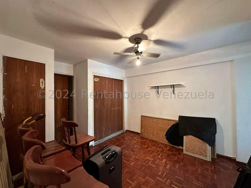 Amplio Apartamento En La Urb. La Esperanza (rgpr) Mls #25-3749