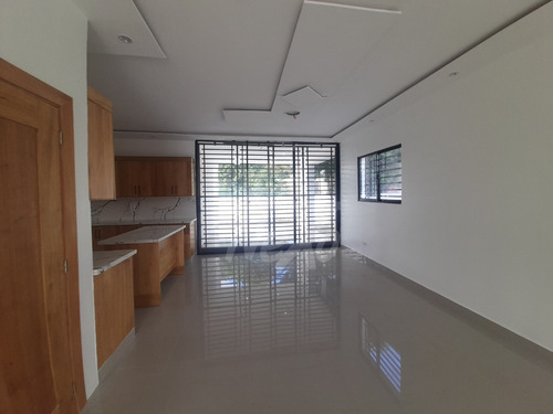 Interesante Casa Moderna Y Amplia En Venta Residencial Cerrado, Santiago Hfc-219
