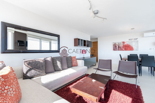 Venta De Apartamento Piso Alto A Pasos De Playa Mansa, Tres Dormitorios Más Servicio- Ref: 2659