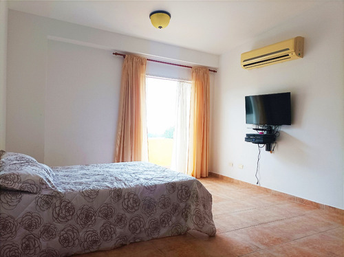 En Venta Casa De 2 Plantas Precio De Oportunidad, Cocina Concepto Abierto, Calle Cerrada, Urbanización Alto Hatillo. Ln
