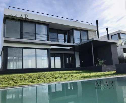 Imagen 18 de 30 de Casa En Venta Con Salida A La Laguna Central En Barrio El Golf Nordelta