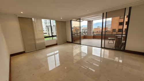 Penthouse En Sector Exclusivo, A Una Cuadra De La Avenida El Poblado. Varias Vías De Acceso. Amplios Espacios. 