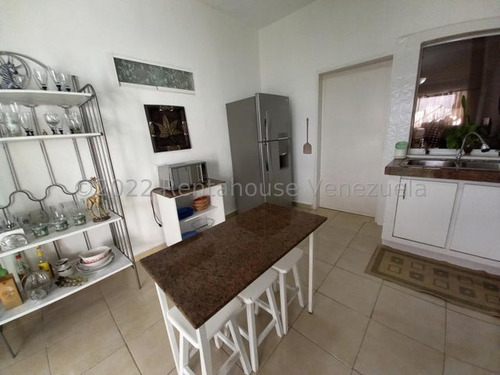 Edgar Centeno, Profesional Inmobiliario Vende Townhouse En Urbanizacion Monte Carmelo San Diego #22-15843