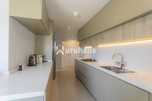 Venta Apartamento Tres Dormitorios Playa Mansa Primera Linea Edificio Coral Tower
