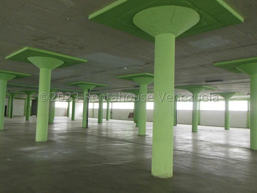 Edificio Industrial Con Mucho Potencial En Venta En La Yaguara Smb 24-10718 Yy
