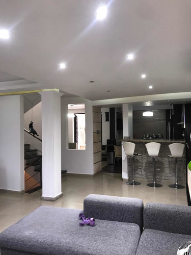 Imagen 7 de 20 de Jra Vende Townhouse De Lujo En Lomas Del Este