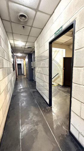 Galpón Con Oficinas 1900m2 En Alquiler - Barracas